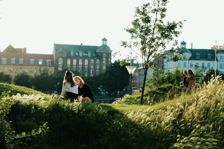 To kvinder i park i København